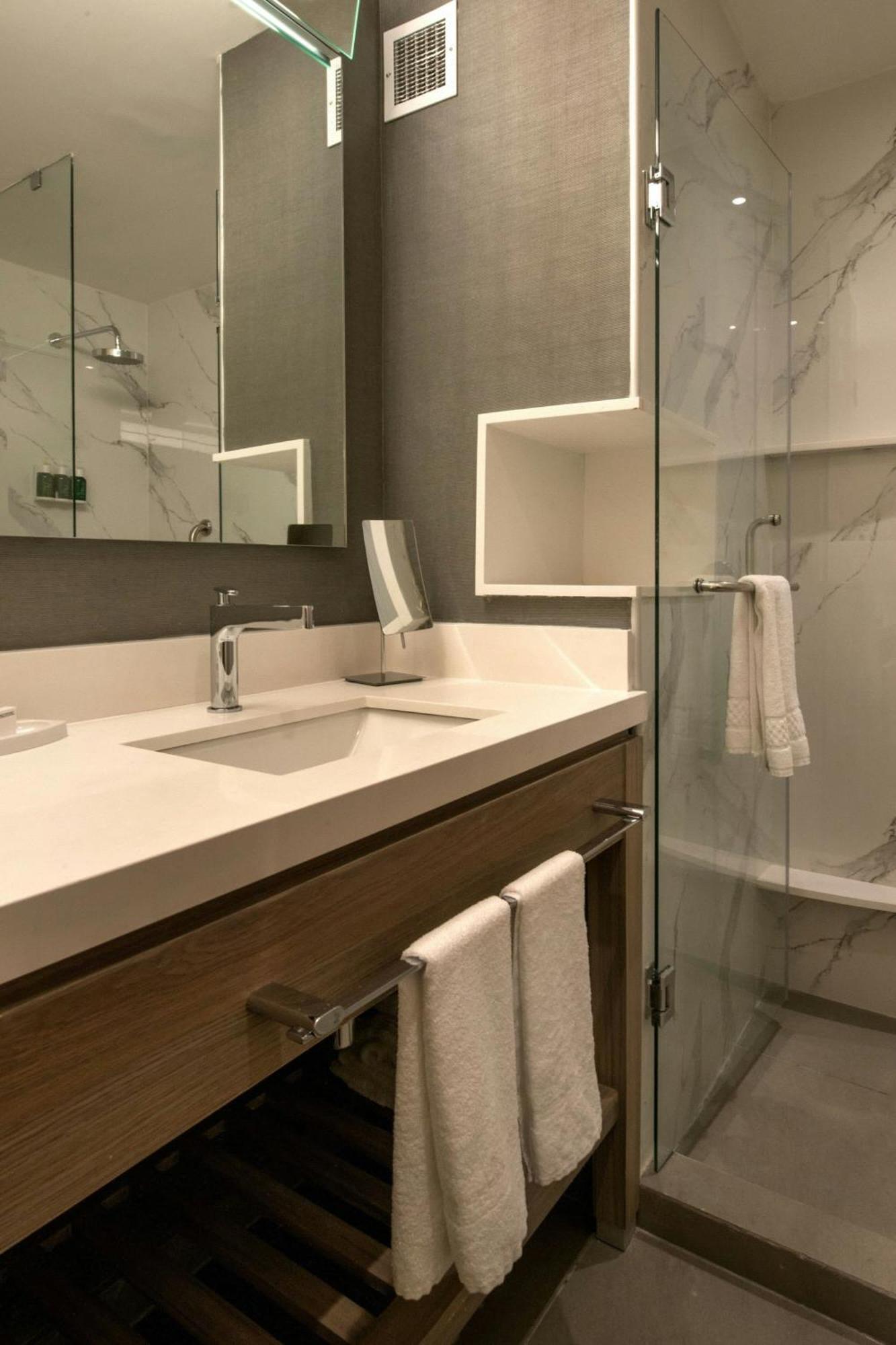 Courtyard By Marriott San Luis Potosi, Los Lagos Екстериор снимка