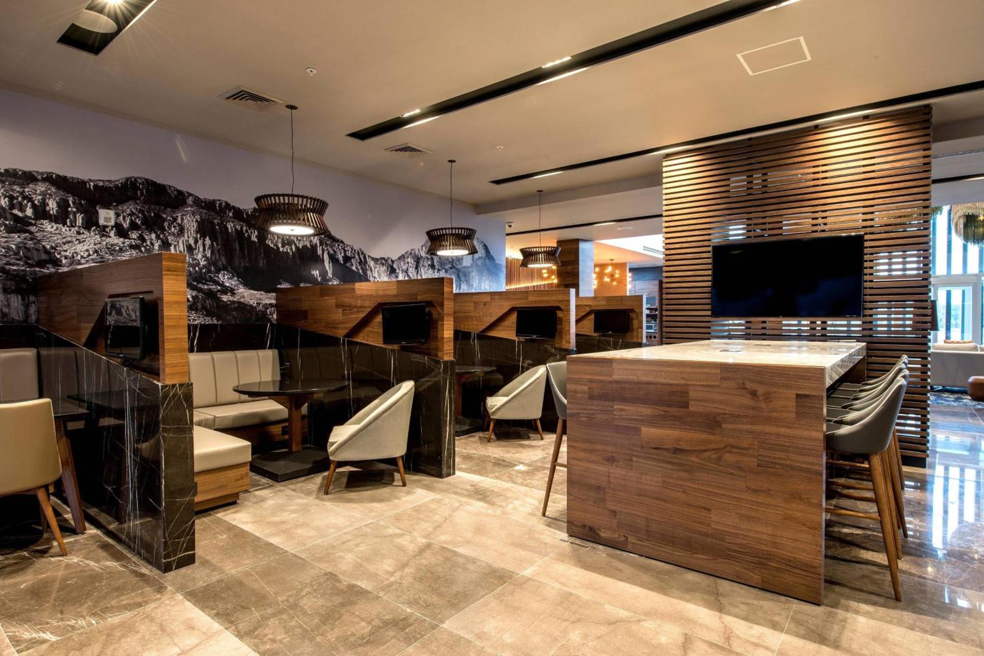Courtyard By Marriott San Luis Potosi, Los Lagos Екстериор снимка