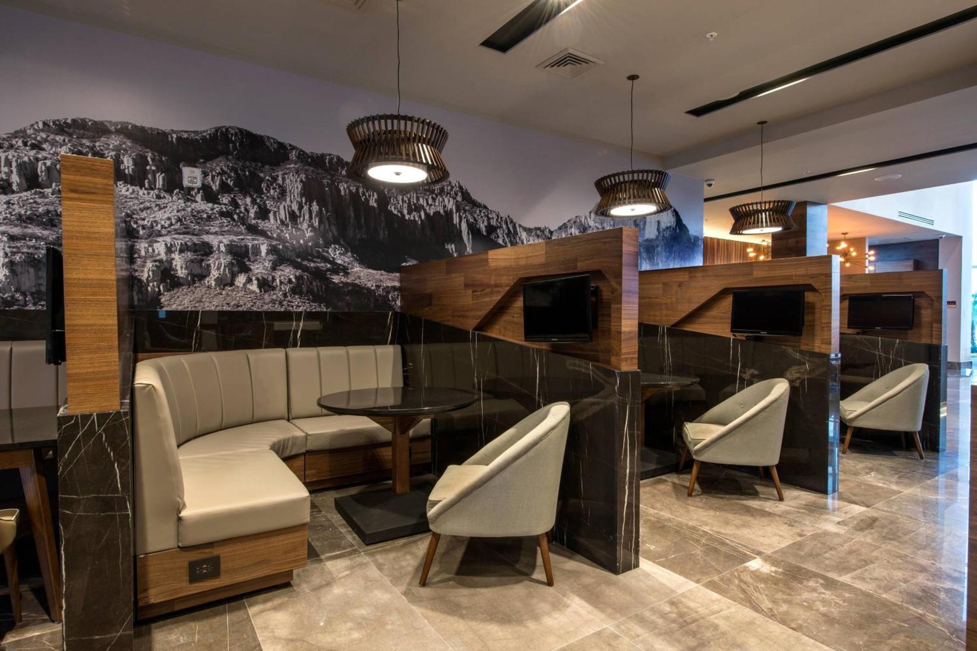 Courtyard By Marriott San Luis Potosi, Los Lagos Екстериор снимка