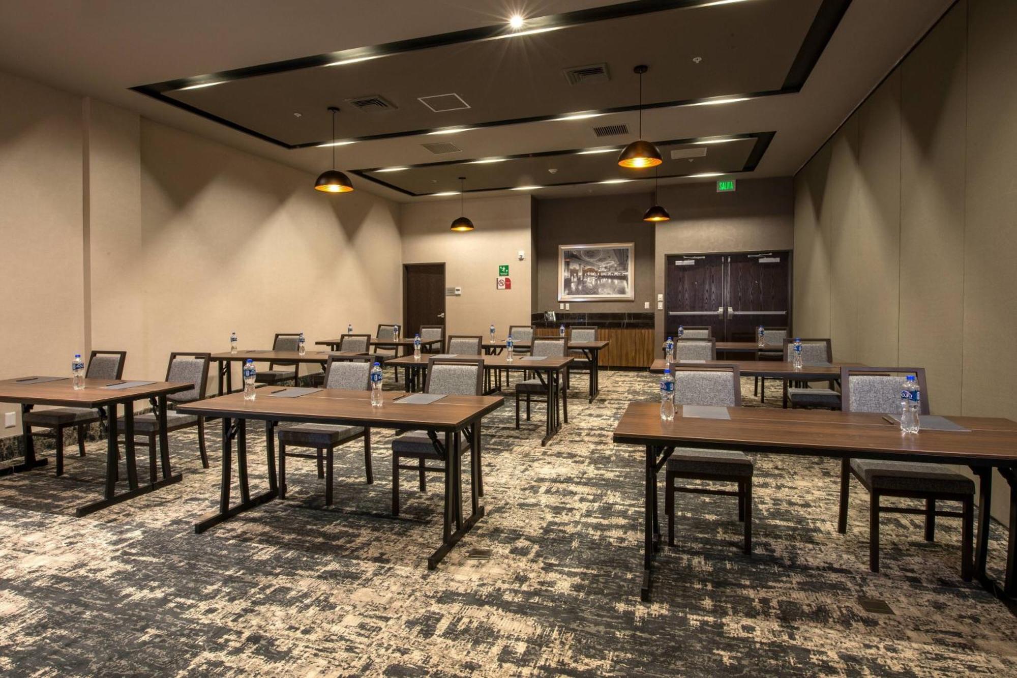 Courtyard By Marriott San Luis Potosi, Los Lagos Екстериор снимка