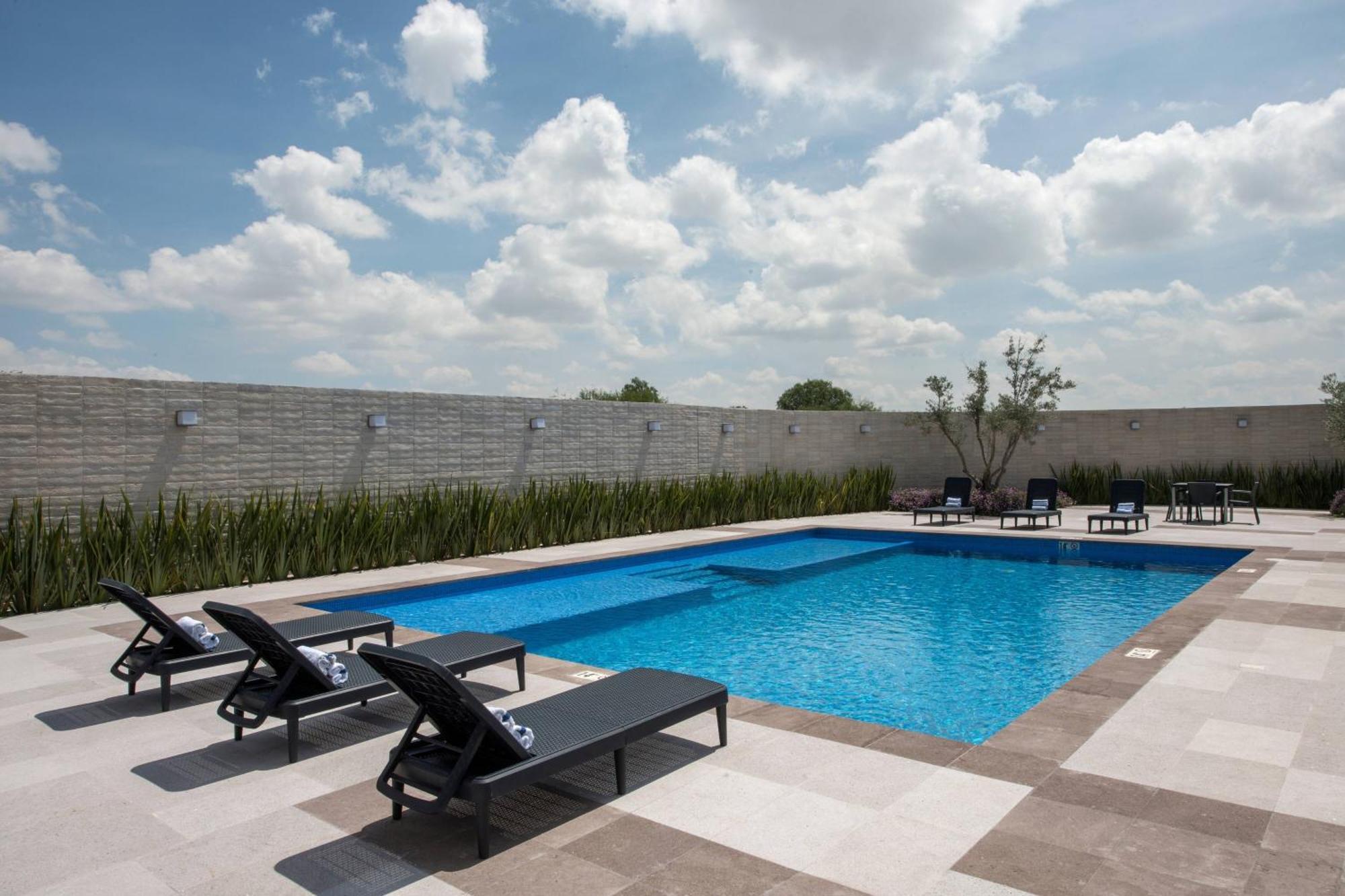 Courtyard By Marriott San Luis Potosi, Los Lagos Екстериор снимка