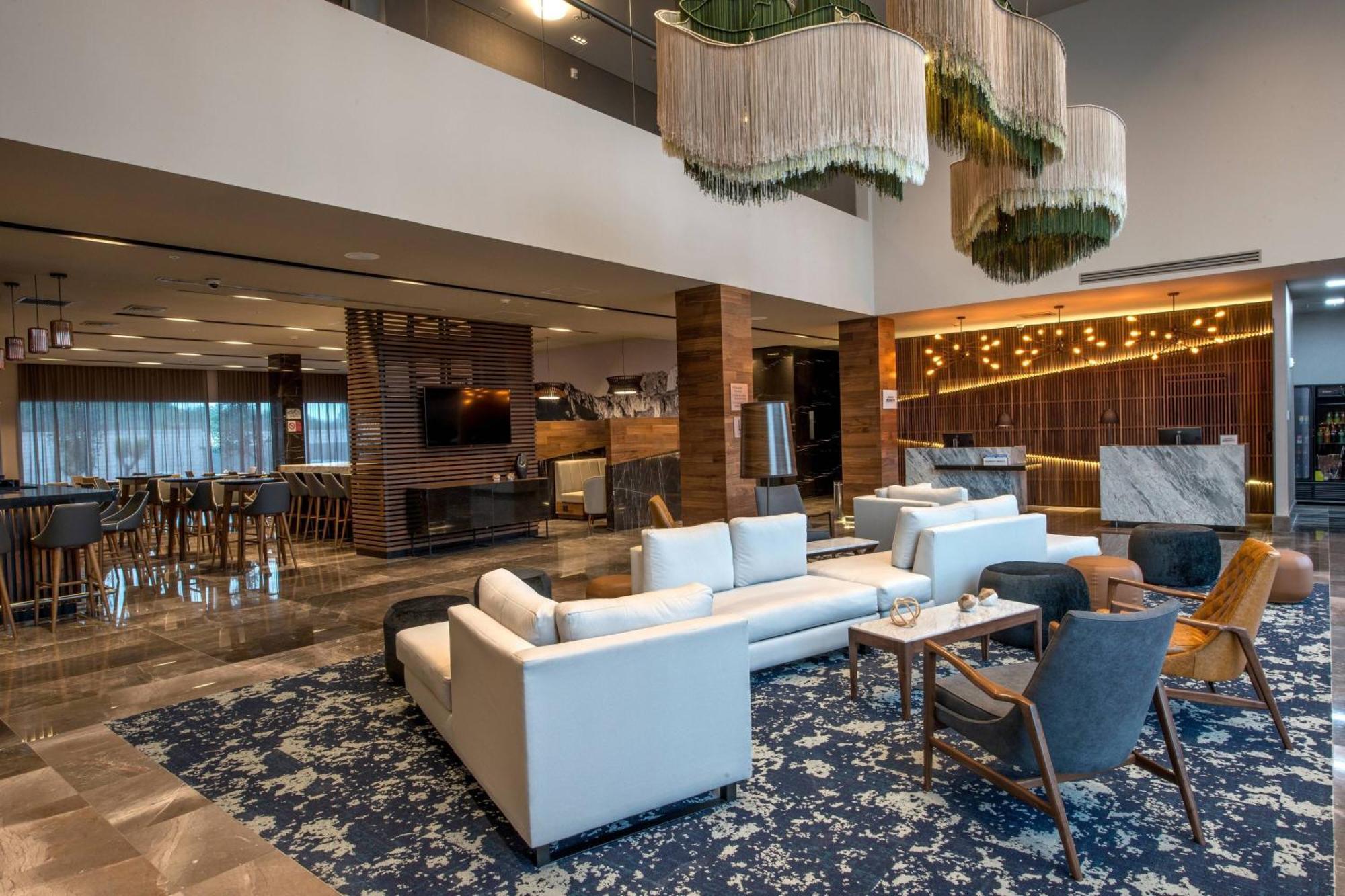 Courtyard By Marriott San Luis Potosi, Los Lagos Екстериор снимка