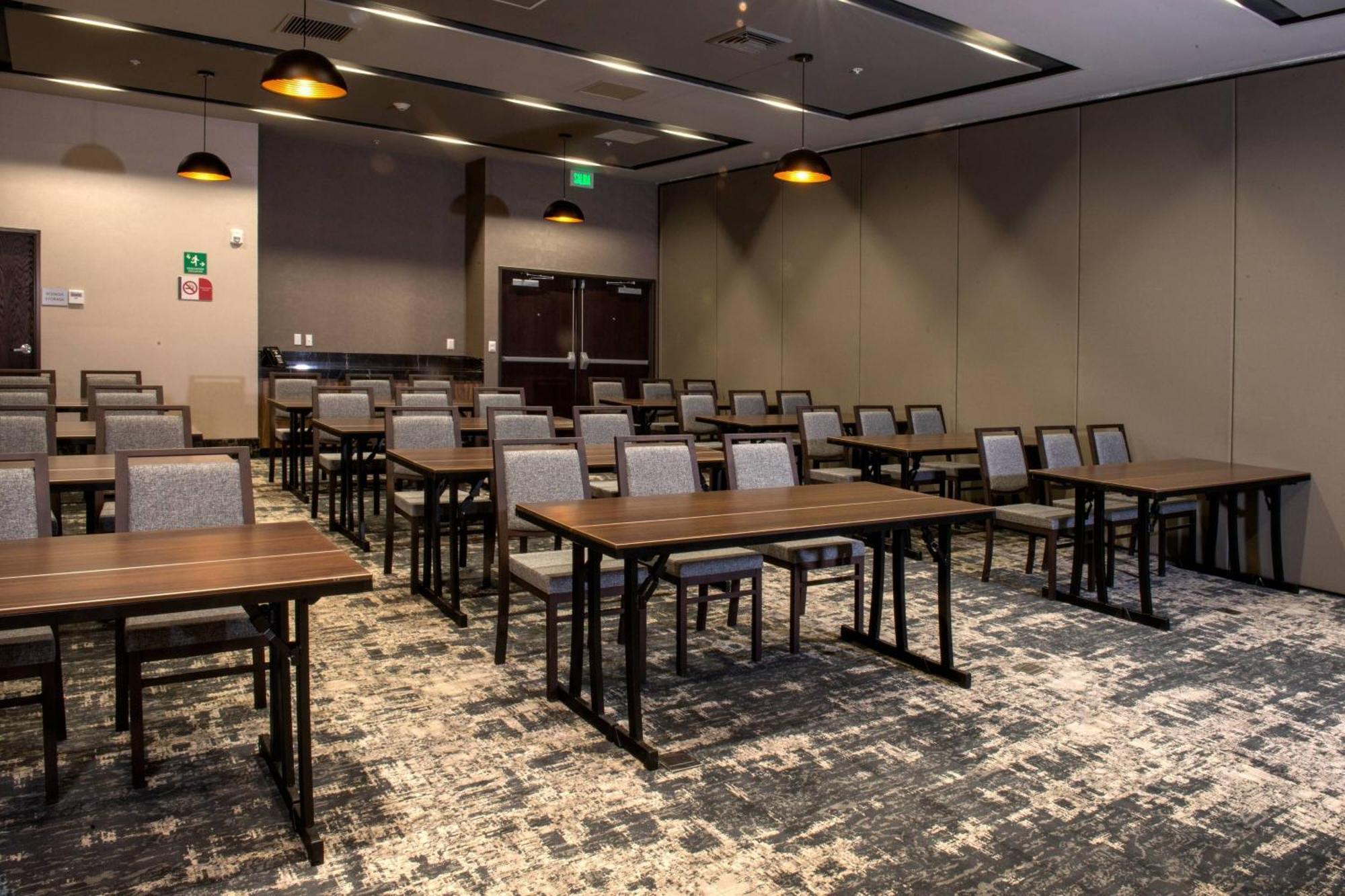 Courtyard By Marriott San Luis Potosi, Los Lagos Екстериор снимка