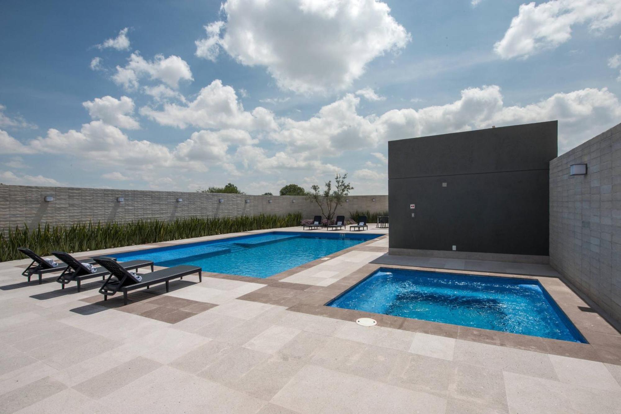 Courtyard By Marriott San Luis Potosi, Los Lagos Екстериор снимка
