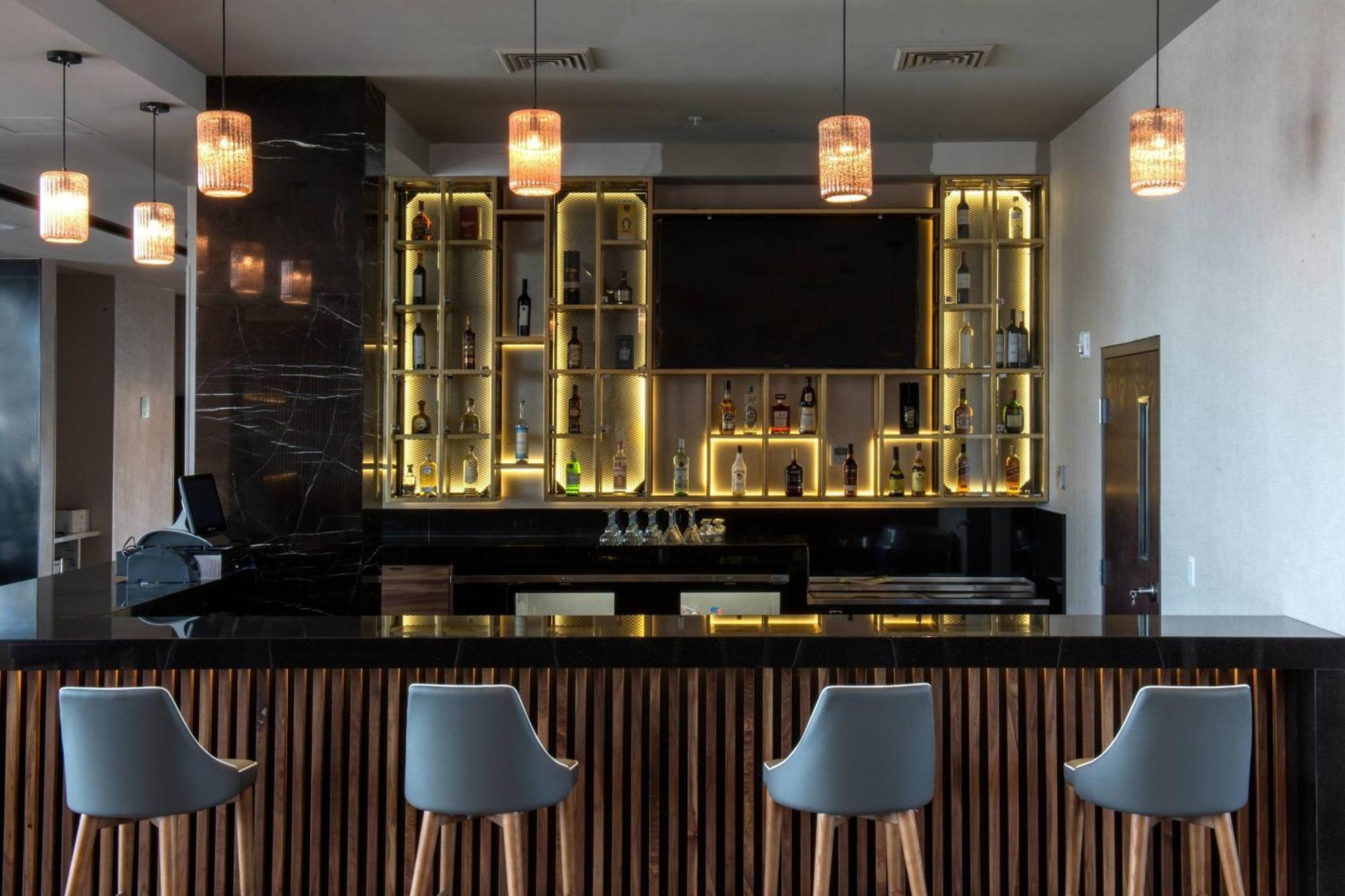 Courtyard By Marriott San Luis Potosi, Los Lagos Екстериор снимка