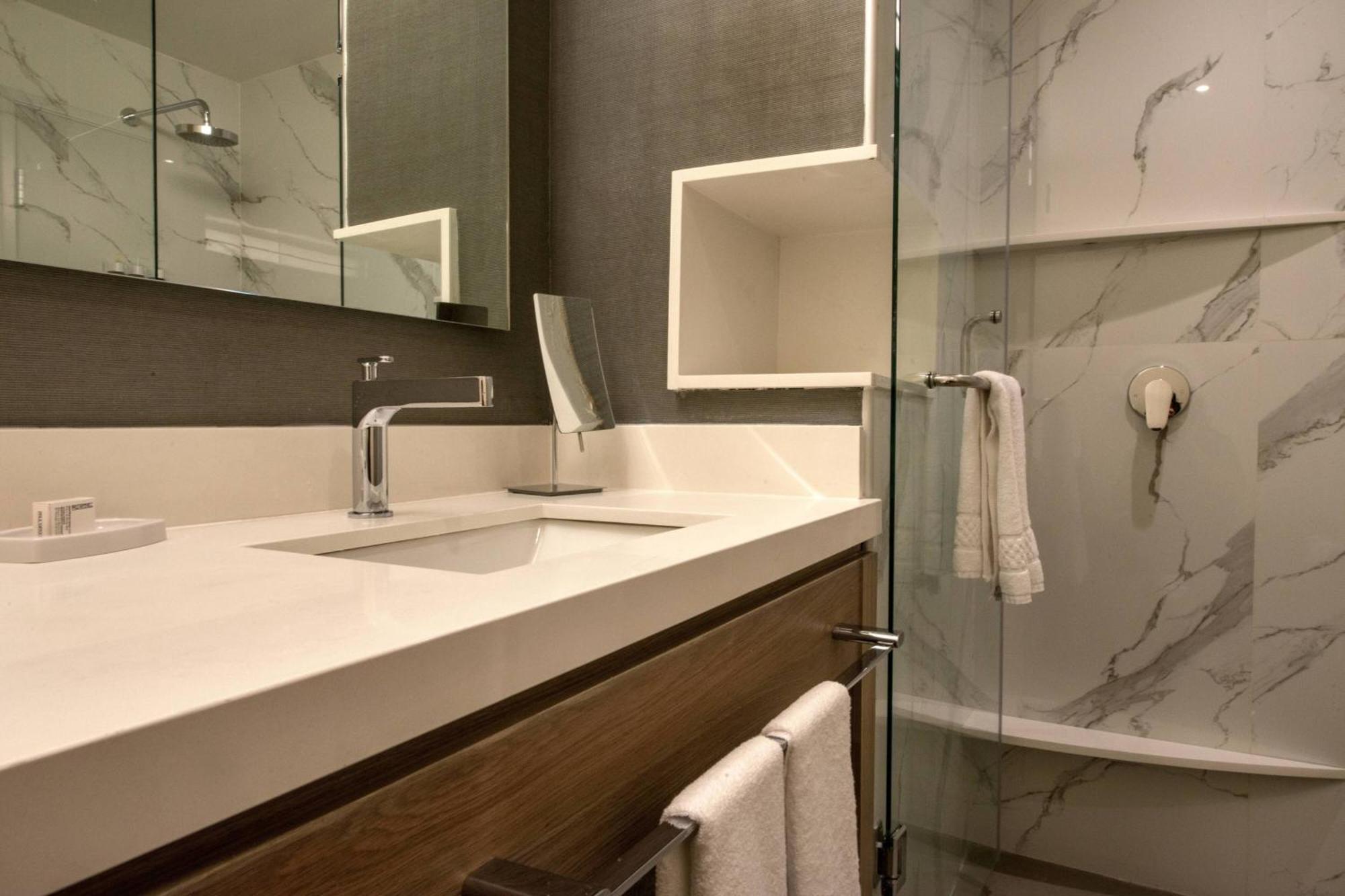 Courtyard By Marriott San Luis Potosi, Los Lagos Екстериор снимка