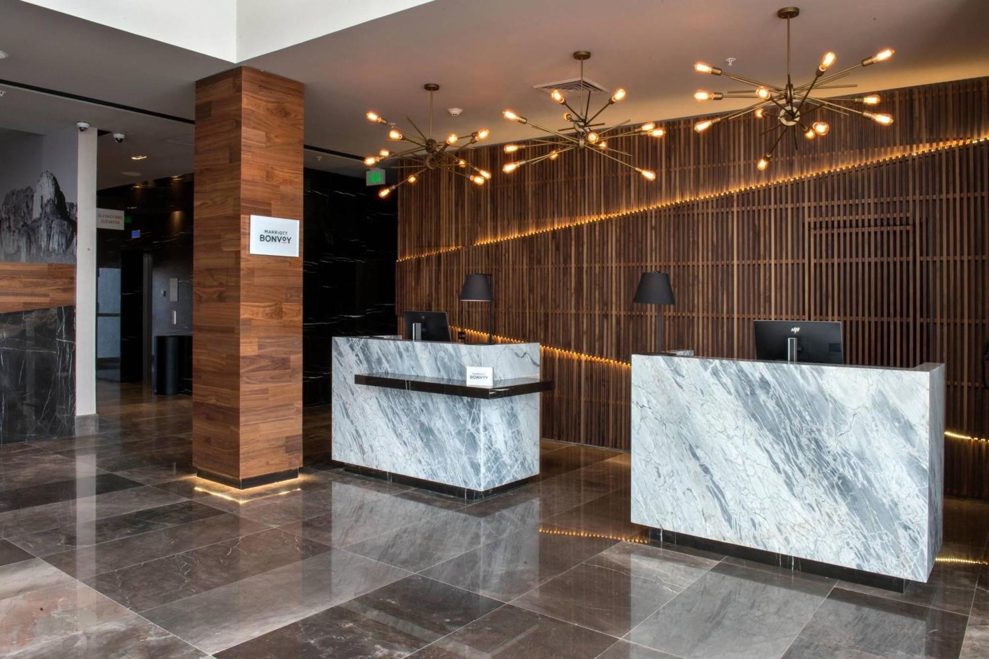 Courtyard By Marriott San Luis Potosi, Los Lagos Екстериор снимка