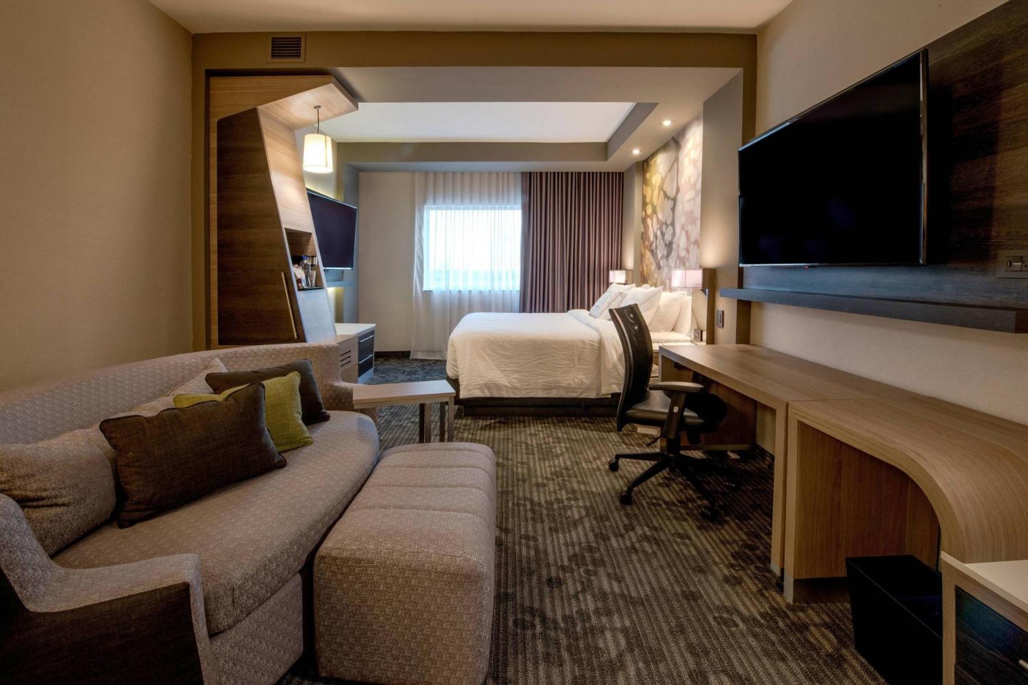 Courtyard By Marriott San Luis Potosi, Los Lagos Екстериор снимка