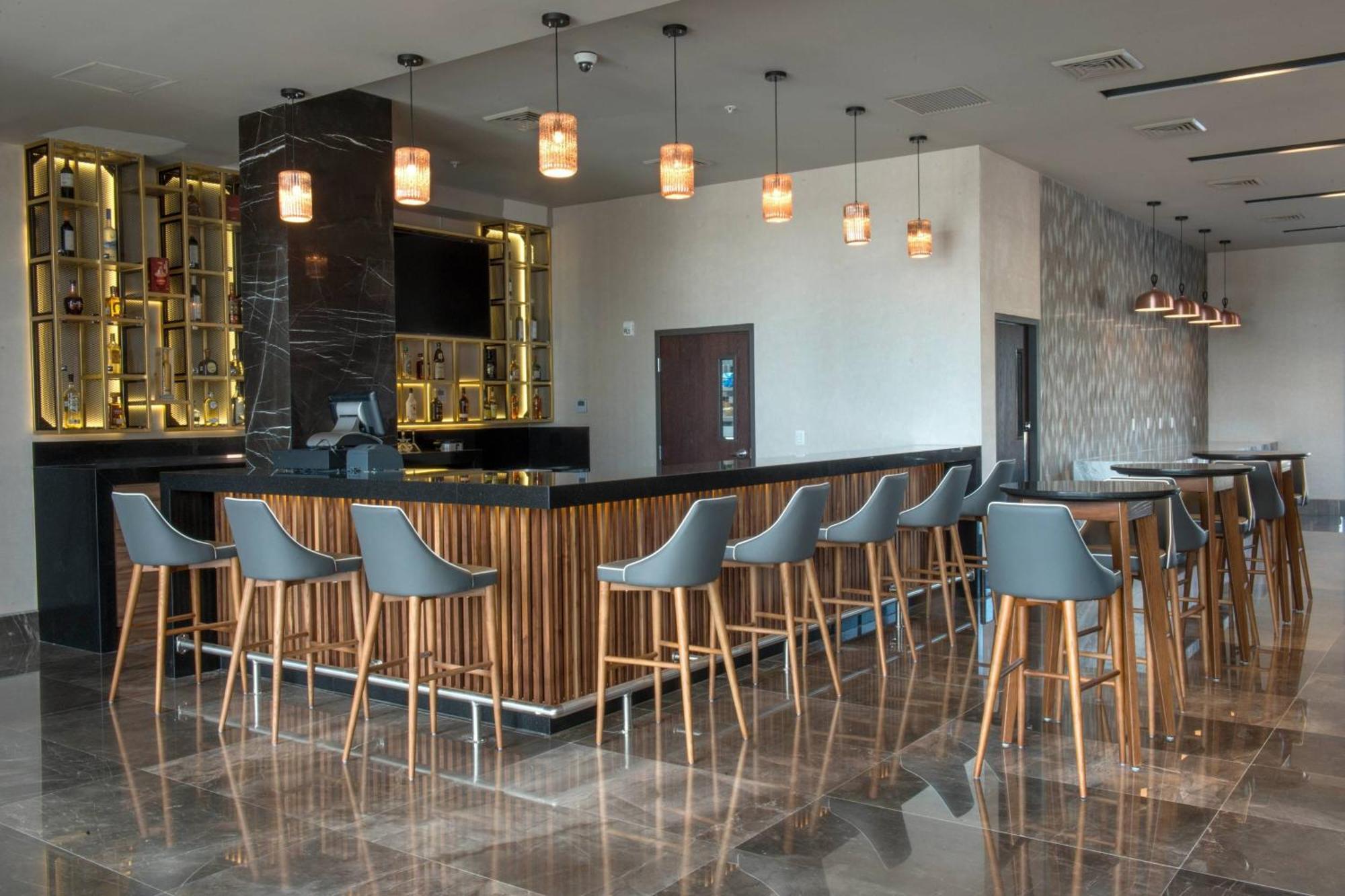 Courtyard By Marriott San Luis Potosi, Los Lagos Екстериор снимка
