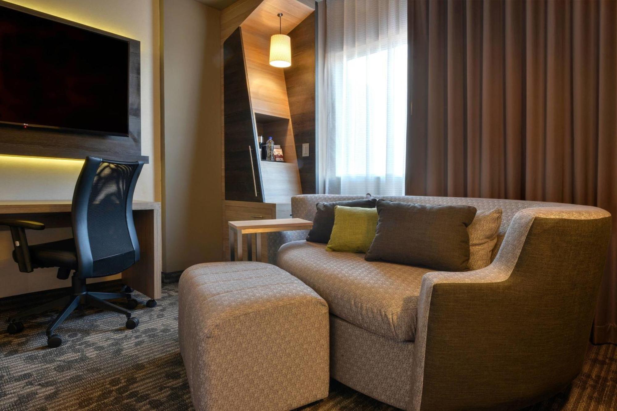Courtyard By Marriott San Luis Potosi, Los Lagos Екстериор снимка